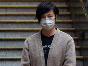 La militante et chanteuse pro-démocratie Denise Ho, ancienne membre du conseil d'administration de Stand News, quitte le poste de police de l'Ouest après avoir été libérée de garde à vue à Hong Kong le 30 décembre 2021, à la suite de son arrestation la veille avec six autres membres du personnel actuels et anciens membres du média local en vertu d'une loi de l'ère coloniale britannique pour 