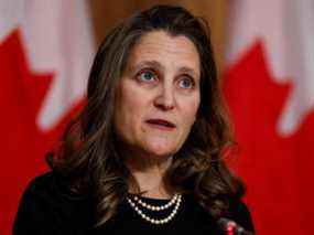 La vice-première ministre et ministre des Finances du Canada, Chrystia Freeland, a annoncé une aide supplémentaire en cas de pandémie pour les entreprises lors de l'épidémie d'Omicron.