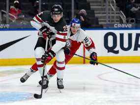 Owen Power (25 ans) d'Équipe Canada affronte Jakub Kos (15) d'Équipe Tchéquie au cours de la deuxième période du Championnat mondial junior de l'IIHF au Rogers Place à Edmonton, le dimanche 26 décembre 2021.