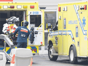 Un ambulancier transfère un patient d'une ambulance à un hôpital de Montréal le mercredi 22 décembre.