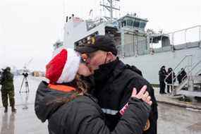 Le Canada a célébré l'introduction de sa nouvelle gamme de navires de patrouille extracôtiers en envoyant l'un d'eux faire le tour de l'Amérique du Nord.  Ici, le marin Jonathan Dunphy embrasse sa femme Jolene après son retour à Halifax jeudi à bord du NCSM Harry DeWolf, qui a traversé le passage du Nord-Ouest et le canal de Panama en une seule fois.