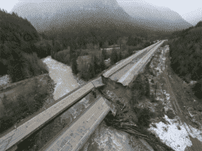 L'autoroute Coquihalla photographiée trois jours seulement après que des pluies extrêmes ont emporté la chaussée à 20 endroits.  À l'époque, les autorités provinciales prévoyaient que l'autoroute ne rouvrirait pas avant le printemps au plus tôt.  Incroyablement, il rouvrira au trafic commercial la semaine prochaine.