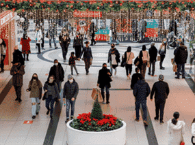 Le 22 décembre, des acheteurs se promènent dans le centre commercial Toronto Eaton Centre. Quoi qu'ils fassent, toutes ces personnes seront probablement exposées à Omicron dans les semaines à venir.