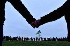 Joyeux Jour d'Après-Solstice !  Désormais, les jours ne feront que rallonger (et les régions de l'Arctique canadien seront bientôt libérées de leur peine actuelle de 24 heures d'obscurité).  Les personnes sur cette image ont marqué l'occasion en se réunissant devant une tombe de l'âge de pierre vieille de 5 000 ans à Newgrange, en Irlande.