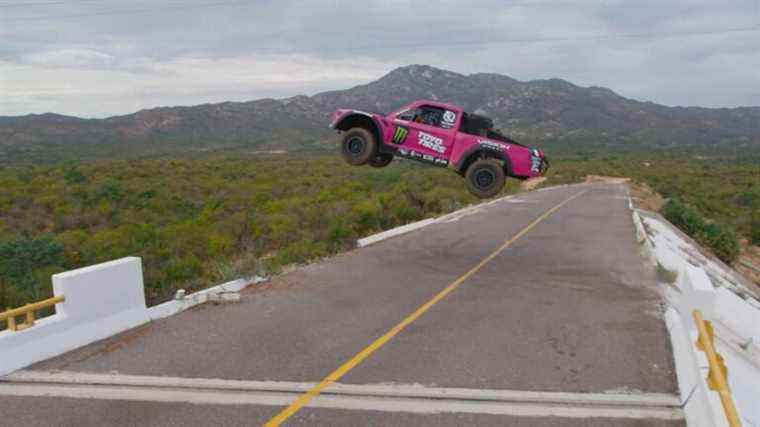 Passez quelques minutes à regarder un camion trophée sauter au ralenti