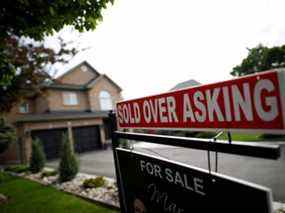 Un panneau immobilier devant un logement à Vaughan, en Ontario.  le 24 mai 2017.