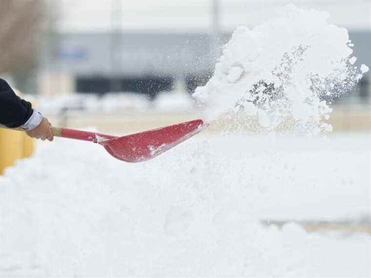 Pelleter de la neige liée à des risques dont une crise cardiaque, préviennent les ambulanciers après deux appels en moins d’une heure