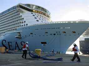 L'Odyssey of The Seas de Royal Caribbean arrive à son point d'amarrage à Fort Lauderdale, en Floride, en juin 2021. Le navire a reçu un drapeau jaune pour les épidémies de COVID par le CDC.  (Photo de Joe Raedle/Getty Images)