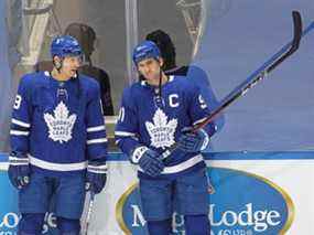 Jason Spezza (à gauche) et John Tavares des Maple Leafs font partie d'un groupe de joueurs du protocole COVID.