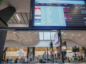 Un tableau d'affichage électronique des vols affiche les vols annulés à l'aéroport international OR Tambo de Johannesburg le 27 novembre 2021, après que plusieurs pays ont interdit les vols en provenance d'Afrique du Sud à la suite de la découverte d'une nouvelle variante de Covid-19 Omicron.  (Photo de Phill Magakoe / AFP)