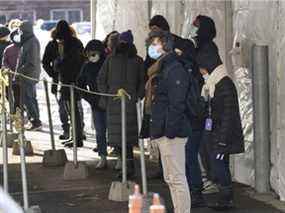 Les gens font la queue sur un site de test COVID-19 à Montréal le mercredi 1er décembre 2021.