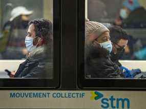 Des passagers masqués du métro à la station de métro Guy-Concordia à Montréal le vendredi 10 décembre 2021.