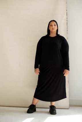 Un mannequin porte la robe t-shirt oversize Truand Truand.