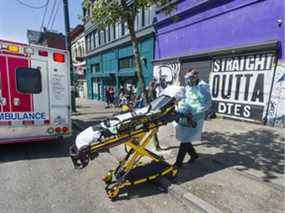 Photo d'archives : les ambulanciers paramédicaux répondent à un appel médical d'urgence dans les 100 blocs de la rue E. Hastings à Vancouver, le jeudi 22 avril 2021.