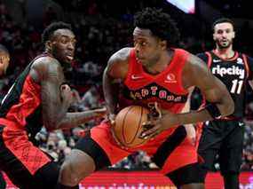 L'attaquant des Raptors OG Anunoby (à droite) se dirige vers le panier sur Nassir Little des Portland Trail Blazers au Moda Center.