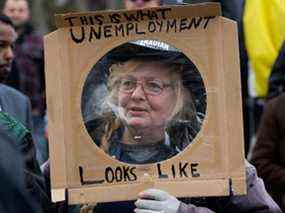 Une femme participe à un rassemblement en faveur des pipelines devant l'Assemblée législative de l'Alberta à Edmonton sur une photo d'archive du 12 avril 2018. Les libéraux de Trudeau font de grands efforts pour préserver les emplois au Québec, mais pas en Alberta, écrit Rex Murphy.