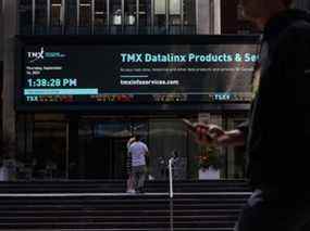 Des piétons passent devant la Bourse de Toronto dans le quartier financier de Toronto le 16 septembre 2021.