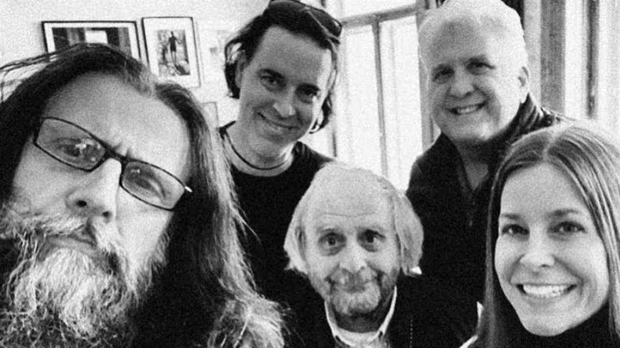 Rob Zombie pose avec les Munsters dans une nouvelle photo de tournage
