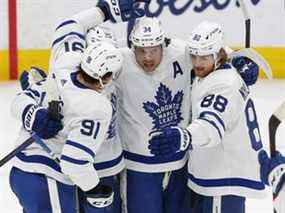 Auston Matthews célèbre son but en première période avec John Tavares et William Nylander contre les Oilers d'Edmonton à Rogers Place mardi soir.