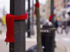 Des foulards rouges sont accrochés au centre-ville de Brantford, en Ontario, pour la Semaine de sensibilisation au VIH/sida dans une photo d'archive du 29 novembre 2019. Le nombre de nouveaux cas de VIH au Canada a augmenté de 25,3 pour cent entre 2014 et 2020, ce que les observateurs attribuent à un changement dans les priorités du gouvernement libéral.