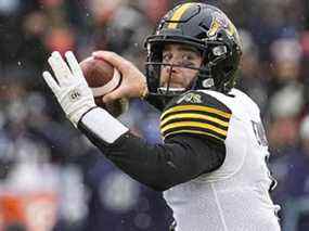 Le quart-arrière des Tiger-Cats de Hamilton Dane Evans (9) passe contre les Argonauts de Toronto au cours de la première moitié du match final de la Conférence de l'Est de la Ligue canadienne de football au BMO Field.