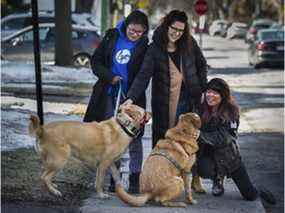 Virginia Champoux avec ses filles Nora-Jin Sokoloff (à gauche) et Sarah-Qin Sokoloff, avec leurs chiens Netflix (à droite) et Friday.