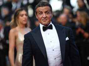 Sylvester Stallone pose alors qu'il arrive pour la projection du film 