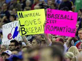 Les fans de baseball de Montréal remplissent les gradins lors d'une pré-saison de la Ligue majeure de baseball entre les Blue Jays de Toronto et les Mets de New York au Stade olympique, le 28 mars 2014.