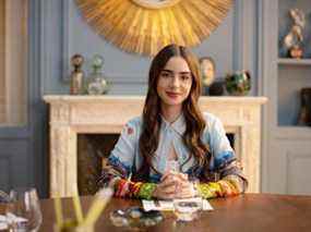 Lily Collins dans le rôle d'Emily dans Emily à Paris.