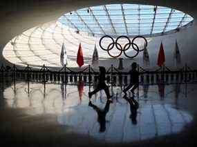 Des enfants courent à l'intérieur de la tour olympique de Pékin, hôte des Jeux olympiques d'hiver de 2022, le 13 décembre 2021.