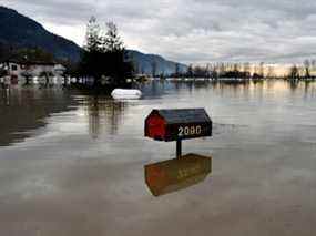 Des eaux d'inondation sont observées une semaine après que des pluies torrentielles se soient abattues sur la Colombie-Britannique, déclenchant des glissements de terrain et des inondations, fermant des autoroutes, à Abbottsford, en Colombie-Britannique.