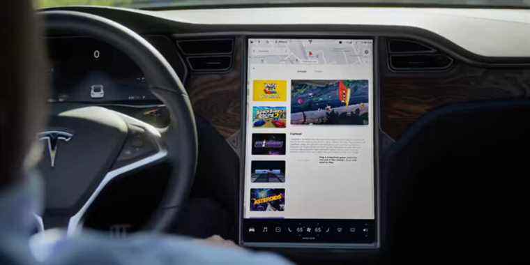 Tesla fait l’objet d’une enquête pour la fonctionnalité de jeu « Passenger Play »