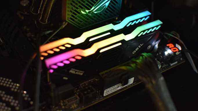 Deux bâtons de RAM Geil RGB DDR5 installés dans une carte mère.