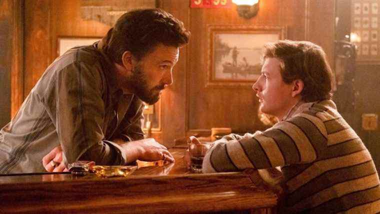 The Tender Bar Review: Ben Affleck cloue l'histoire douce-amère de George Clooney sur le passage à l'âge adulte
