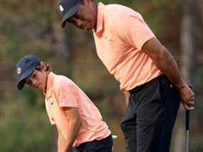 Tiger Woods et son fils Charlie Woods examinent une tentative de birdie sur le 15e trou lors du premier tour du championnat PNC au Ritz Carlton Golf Club Grande Lakes à Orlando, hier.  Getty Images