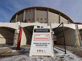 Le Scotiabank Saddledome, domicile des Flames de Calgary, a été photographié le lundi 13 décembre 2021. La LNH reporte les matchs après que neuf joueurs et un membre du personnel ont reçu des tests COVID-19 positifs.