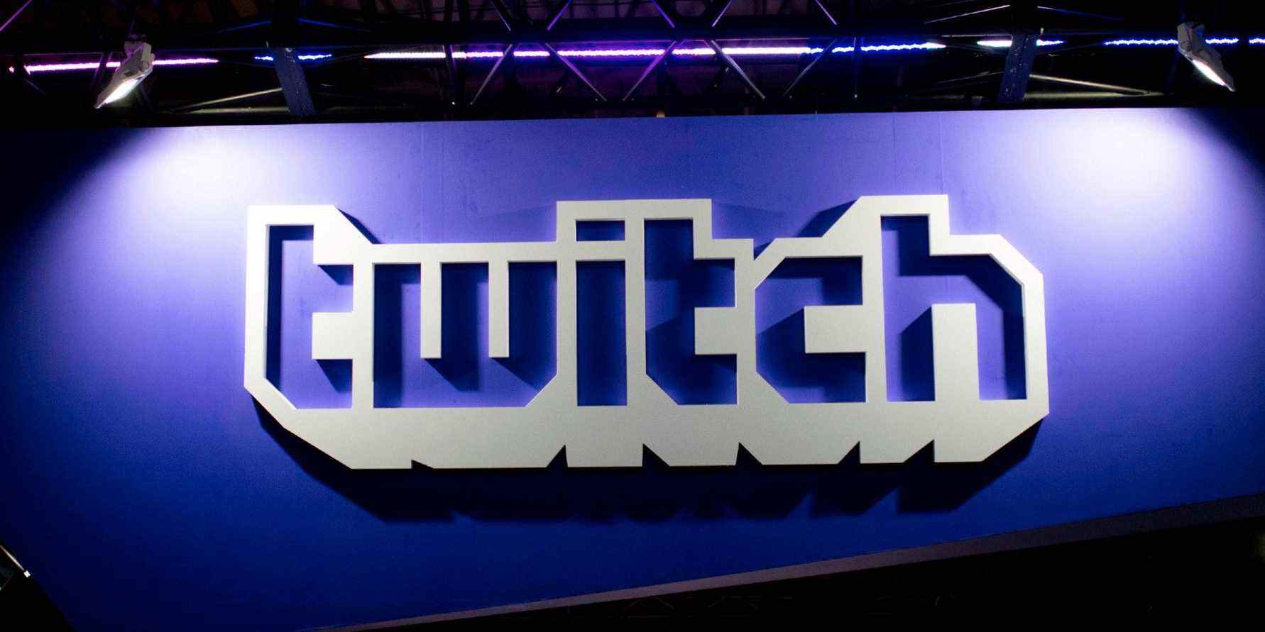 Twitch Streamer paie l'hypothèque des parents pour Noël
