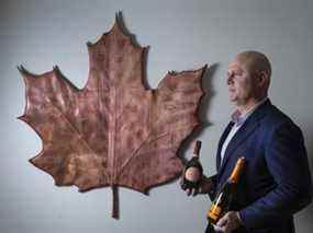 Craig de Blois, président de Noble Estates Wine & Spirits Inc., un important importateur de vin de l'Ontario, a déclaré que les buveurs devraient acheter maintenant pour les vacances.