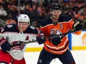 Connor McDavid (97) des Oilers d'Edmonton affronte Gustav Nyquist (14) des Blue Jackets de Columbus au Rogers Place à Edmonton le 16 décembre 2021.