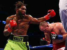 Danny Kelly manque un coup de poing contre Adam Kownacki lors de leur combat des poids lourds au Barclays Center le 16 janvier 2016 à Brooklyn.