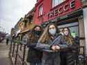 Sabrina Lorefice (de gauche) et ses sœurs Lucy et Adriana, devant leur restaurant familial, Trecce, situé au 1792 Danforth Ave., à l'est de Coxwell Ave. à Toronto, en Ontario.  le jeudi 14 janvier 2021. Les sœurs ont retenu un suspect qui aurait fait irruption dans leur restaurant familial mardi vers 3h30 du matin, jusqu'à l'arrivée de la police. 