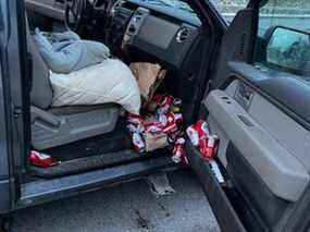 Des canettes de bière se sont déversées d'un véhicule après qu'un conducteur a été arrêté le mardi 7 décembre 2021 à Caledon.