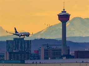 Un Boeing 737 de WestJet atterrit à l'aéroport international de Calgary le jeudi 18 novembre 2021.