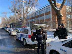 La police de Montréal recherchait un suspect après qu'un enseignant a été poignardé à l'école secondaire John F. Kennedy sur la rue Villeray le jeudi 9 décembre 2021.