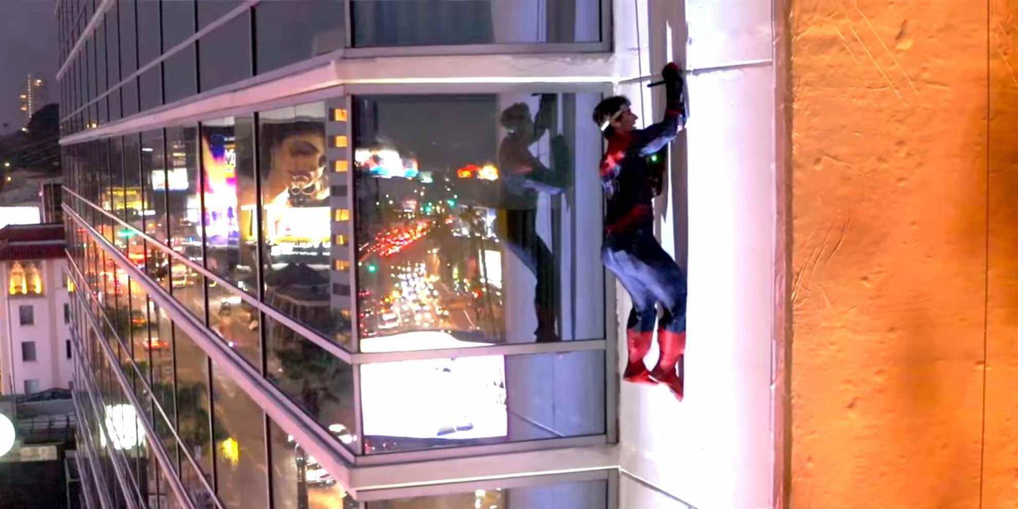 Un fan escalade des bâtiments avec ce vrai costume de Spider-Man
