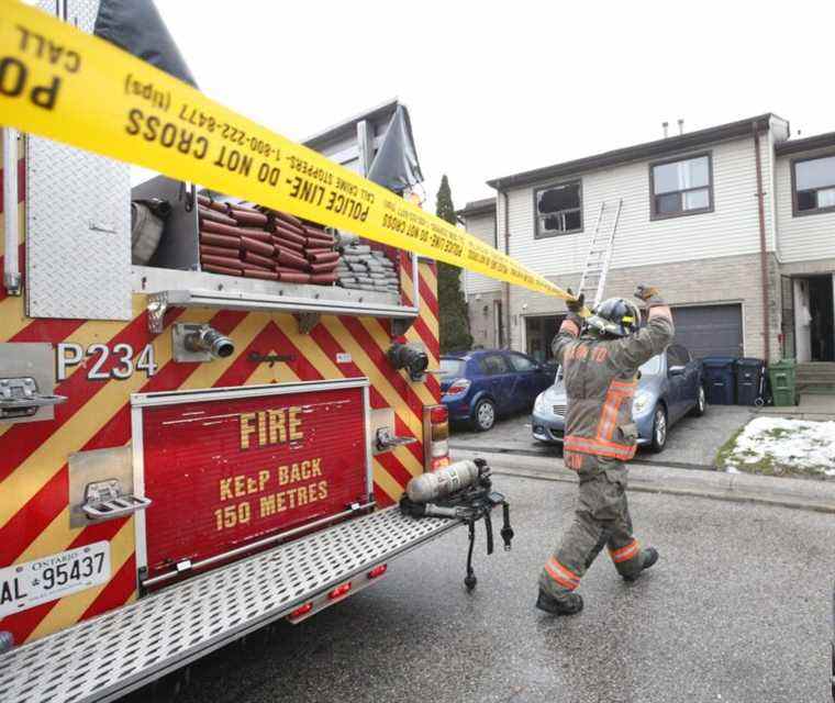 «Un matin de Noël très tragique»: un homme âgé tué, cinq pompiers blessés dans un incendie à Toronto