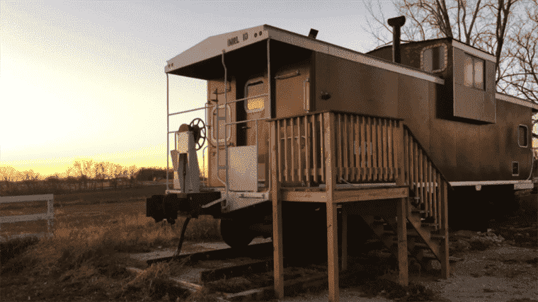 Un père et sa fille ont transformé un vieux fourgon de train en une maison confortable