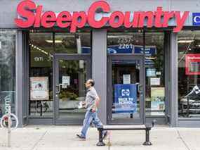 Un homme passe devant un magasin Sleep Country sur Queen Street East, dans le quartier des plages de Toronto, le 3 septembre 2019.