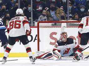 Le centre des Jets de Winnipeg Mark Scheifele marque contre le gardien des Devils du New Jersey Jonathan Bernier au Centre Canada Vie vendredi soir.  USA AUJOURD'HUI Sports