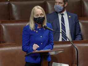 Dans cette image de la vidéo, la représentante Mary Gay Scanlon, D-Pa., prend la parole alors que la Chambre débat de l'objection à la confirmation du vote du Collège électoral de Pennsylvanie, au Capitole des États-Unis tôt le jeudi 7 janvier 2021.